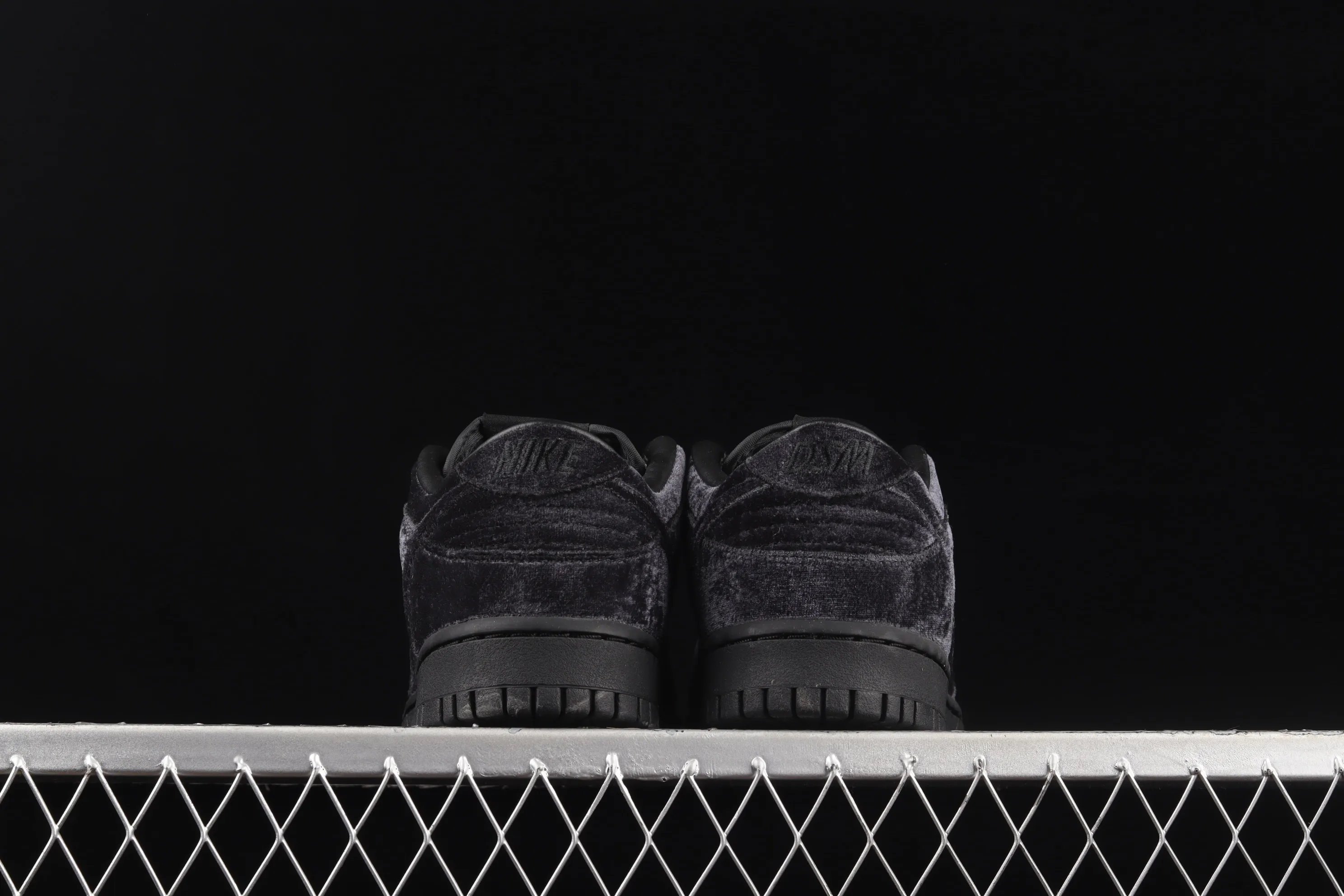 All categories Nk SB Dunk Series Nk SB Dunk Low Low-top skate shoes Pure original version Dover Street Market x Nk Dunk Low "Triple Black" Black Valentine's Day SB Dunk Series low-top skate shoes DH2686-002